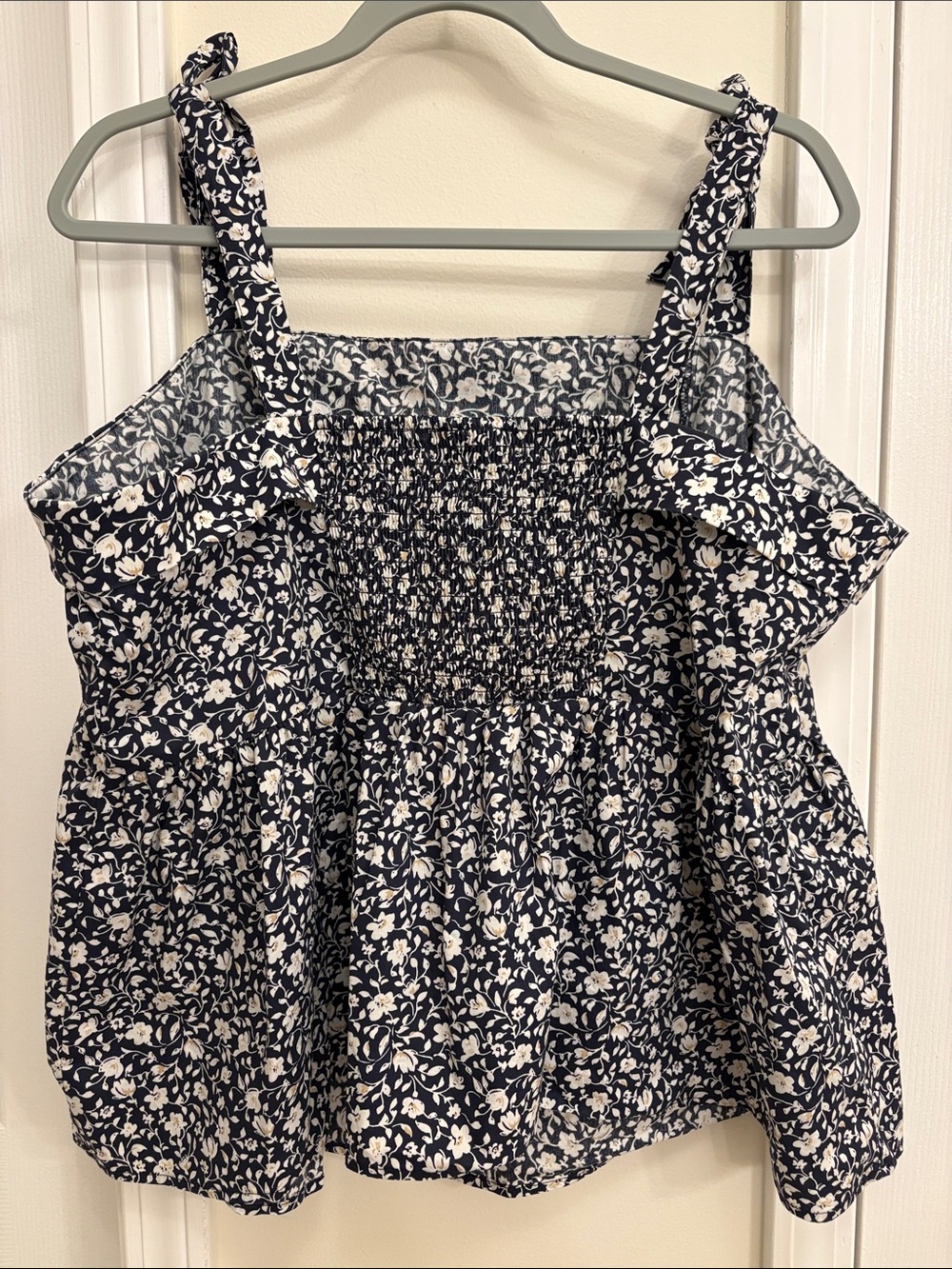 🩵HP🩵 torrid Navy and White Floral Tie-Strap Summer Top - Picture 5 of 11
